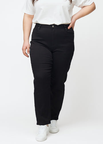 Schwarze hochtaillierte regular jeans, Modellname Ravens, die ein Straight Leg jeans mit gerader Passform ab der Hüfte nach unten sind, an einem Plus-Size-Model, von vorne gesehen.
