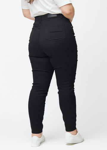 Schwarze Plus-Size-jeans mit hohem Bund in der Farbe Ravens mit skinny Fit sind hinten an einem Model zu sehen.