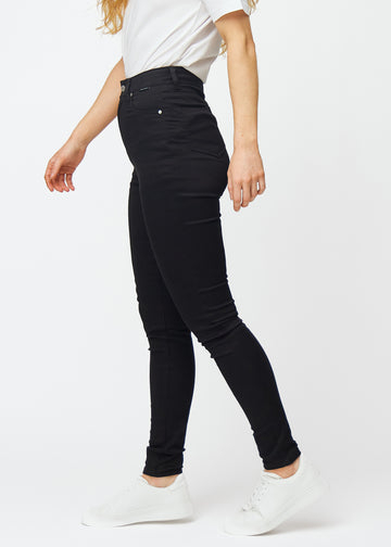 Schwarze High-Rise-skinny jeans für Damen in der Farbe Ravens sind seitlich an einem Model zu sehen.