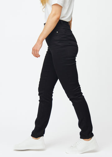 Schwarze hochtaillierte slim jeans von der Seite am Model gesehen.