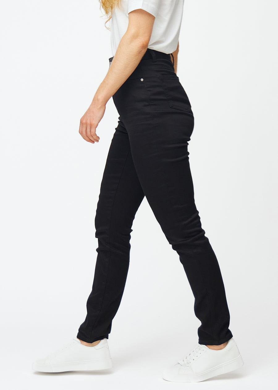 Schwarze hochtaillierte slim jeans von der Seite am Model gesehen.