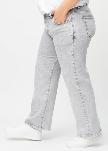 Loose-Jeans für Damen in Hellgrau, Farbe Ashes. Seitenansicht an einem Plus-Size-Model, die weite Passform ist zu sehen.