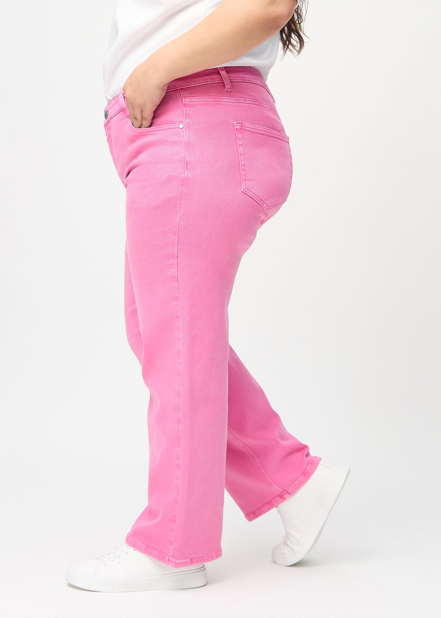 Loose-Jeans für Damen in Hellrosa, Farbe Flamingos. Seitenansicht an einem Plus-Size-Model, die weite Passform ist zu sehen.
