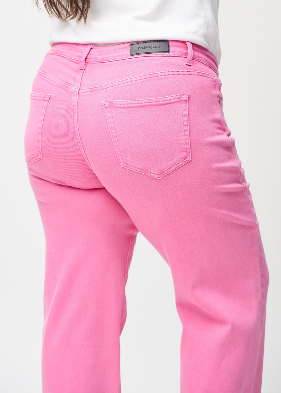 Loose-Jeans für Damen in Hellrosa, Farbe Flamingos. Nahaufnahme von hinten an einem Plus-Size-Model, um die Passform und Details zu zeigen.