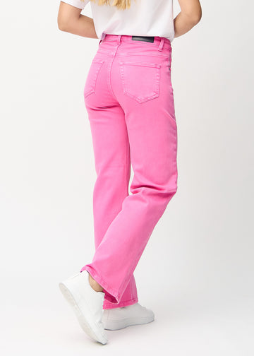 Loose-Jeans für Damen in Hellrosa, Farbe Flamingos. Rückansicht an einem Model, die gesamte lockere Passform ist zu sehen.