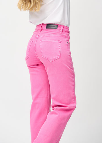 Loose-Jeans für Damen in Hellrosa, Farbe Flamingos. Nahaufnahme von hinten an einem Model, um die Passform und Details zu zeigen.