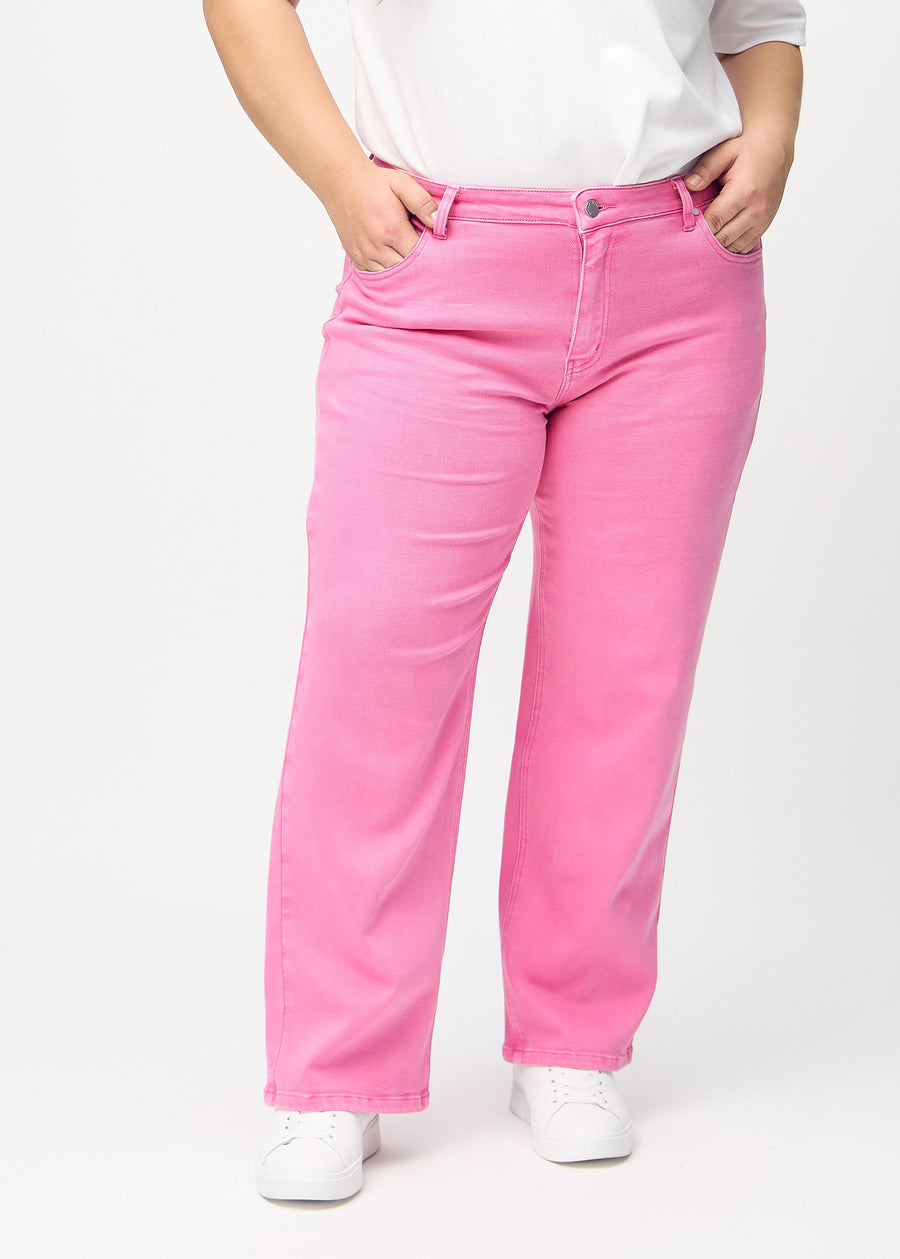 Loose-Jeans für Damen in Hellrosa, Farbe Flamingos. Vorderansicht an einem Plus-Size-Model, locker geschnitten mit viel Platz an den Beinen.