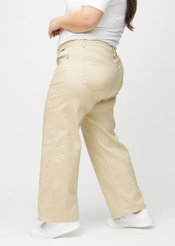 Loose-Jeans für Damen in Beige, Farbe Gazelles. Seitenansicht an einem Plus-Size-Model, die weite Passform ist zu sehen.