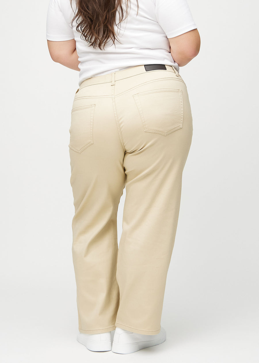 Loose-Jeans für Damen in Beige, Farbe Gazelles. Rückansicht an einem Plus-Size-Model, die gesamte lockere Passform ist zu sehen.