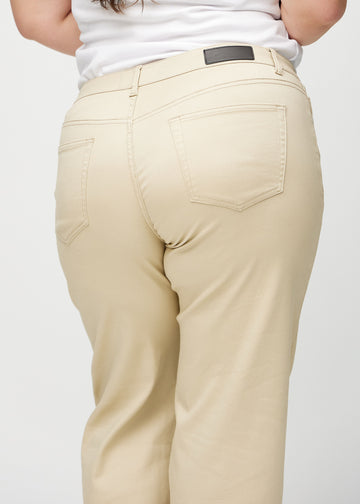 Loose-Jeans für Damen in Beige, Farbe Gazelles. Nahaufnahme von hinten an einem Plus-Size-Model, um die Passform und Details zu zeigen.