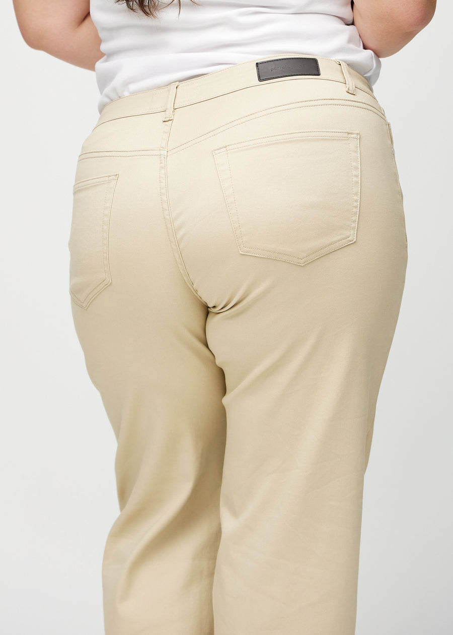 Loose-Jeans für Damen in Beige, Farbe Gazelles. Nahaufnahme von hinten an einem Plus-Size-Model, um die Passform und Details zu zeigen.