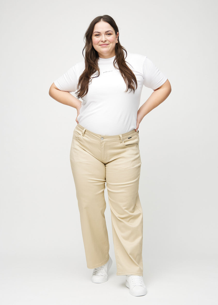 Loose-Jeans für Damen in Beige, Farbe Gazelles. Ganzkörperansicht eines Plus-Size-Models in den locker geschnittenen Jeans.