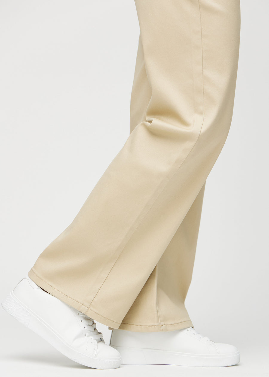 Loose-Jeans für Damen in Beige, Farbe Gazelles. Nahaufnahme an den Knöcheln eines Models, um die weiten Beinabschlüsse zu zeigen.