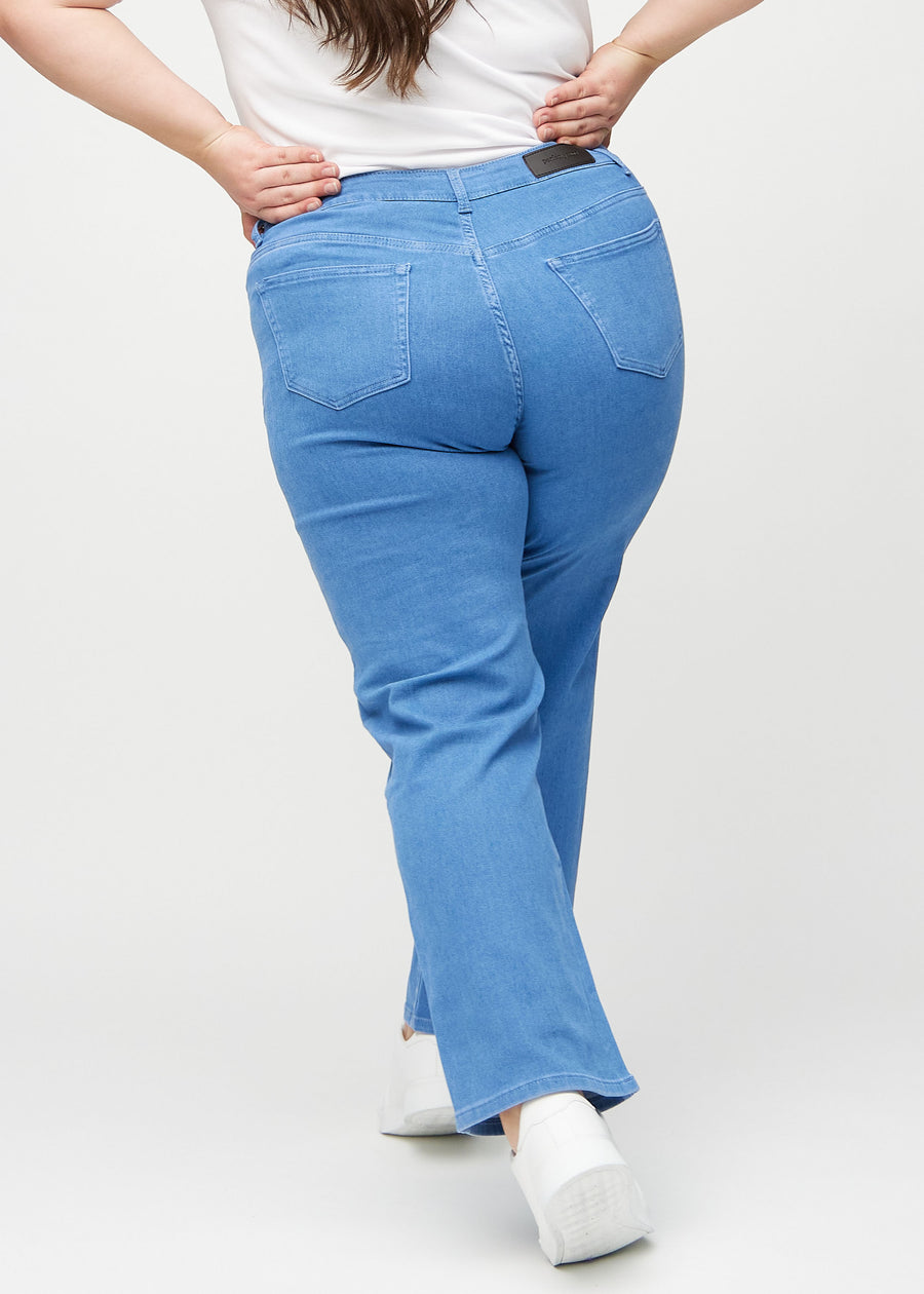 Loose-Jeans für Damen in Blau, Farbe Geraniums. Rückansicht an einem Plus-Size-Model, die gesamte lockere Passform ist zu sehen.