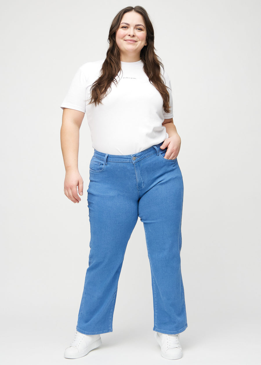 Loose-Jeans für Damen in Blau, Farbe Geraniums. Ganzkörperansicht eines Plus-Size-Models in den locker geschnittenen Jeans.
