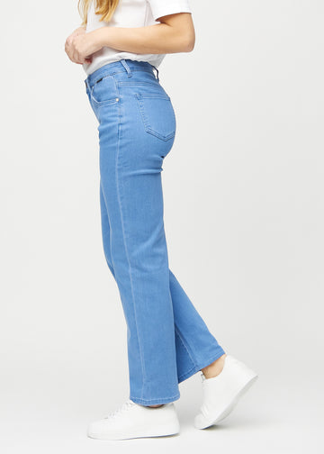 Loose-Jeans für Damen in Blau, Farbe Geraniums. Seitenansicht an einem Model, die weite Passform ist zu sehen.