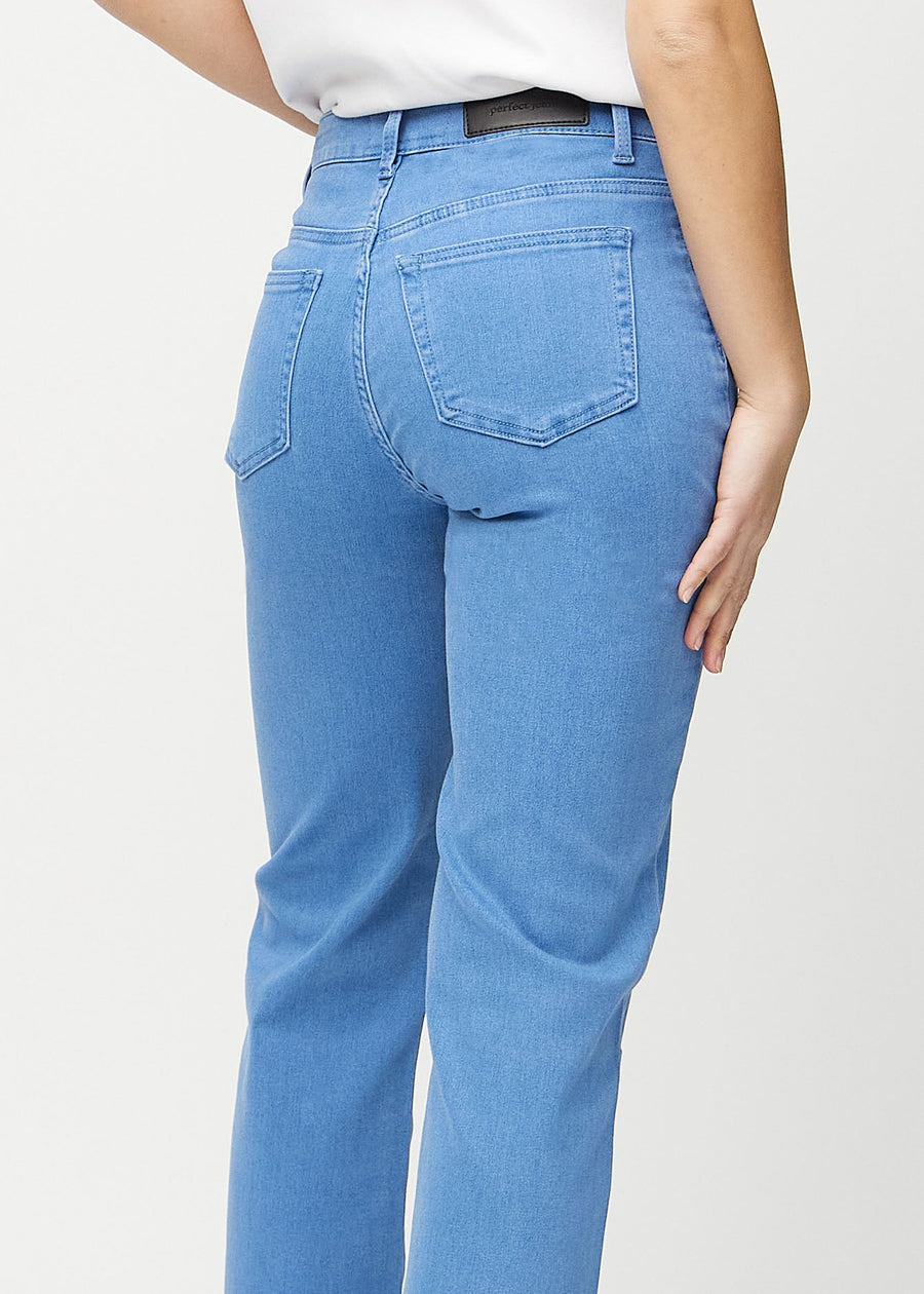 Loose-Jeans für Damen in Blau, Farbe Geraniums. Nahaufnahme von hinten an einem Model, um die Passform und Details zu zeigen.