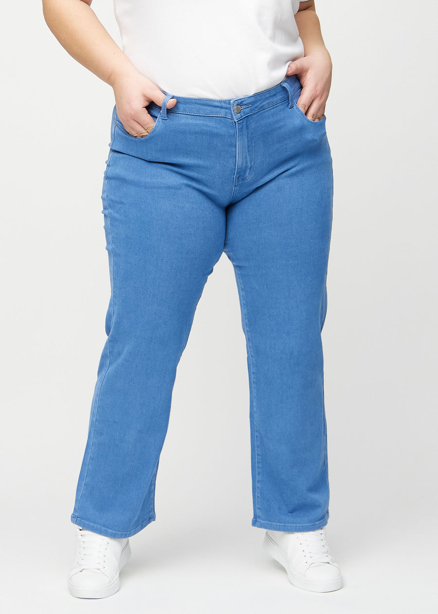Loose-Jeans für Damen in Blau, Farbe Geraniums. Vorderansicht an einem Plus-Size-Model, locker geschnitten mit viel Platz an den Beinen.