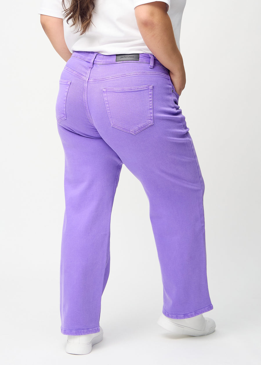 Loose-Jeans für Damen in Lila, Farbe Lavenders. Rückansicht an einem Plus-Size-Model, die gesamte lockere Passform ist zu sehen.