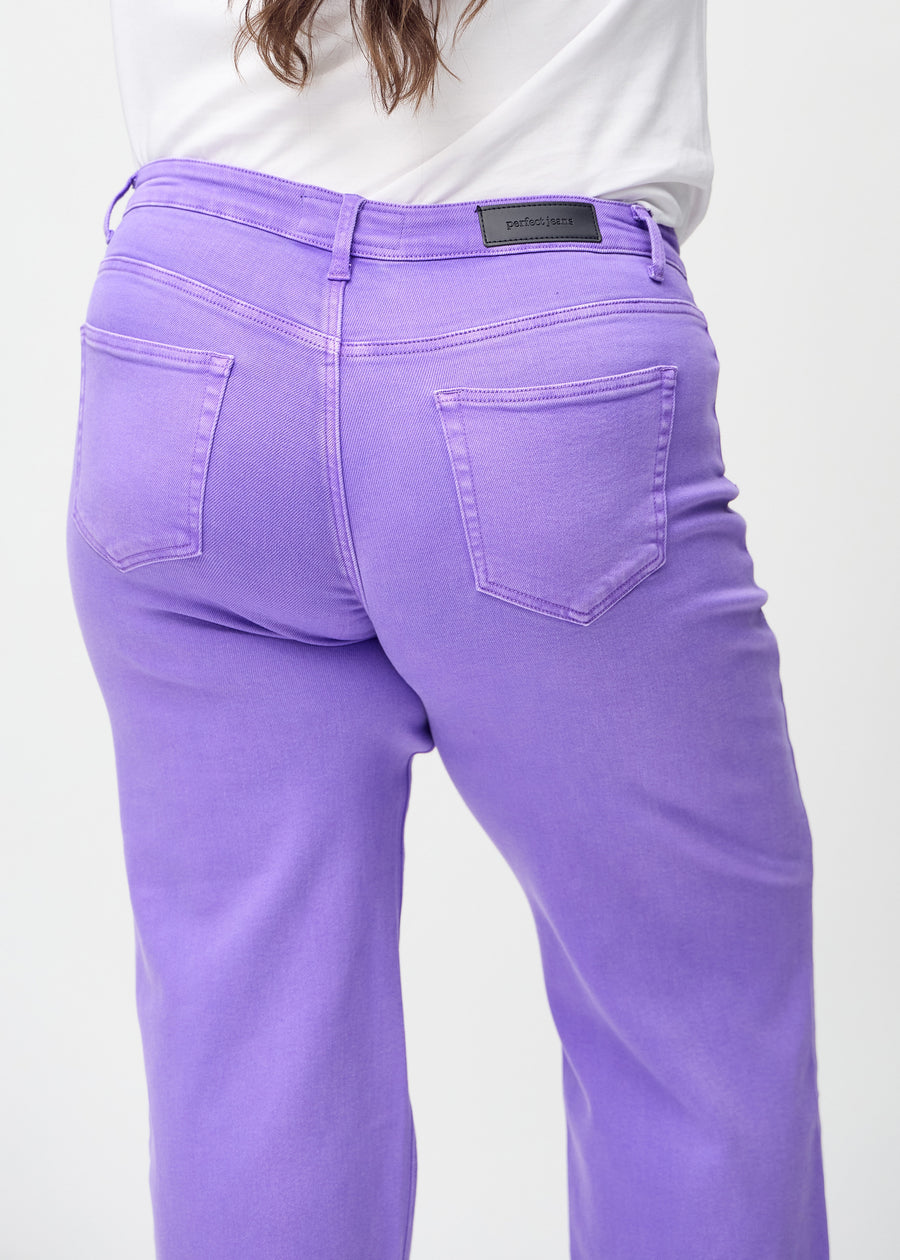 Loose-Jeans für Damen in Lila, Farbe Lavenders. Nahaufnahme von hinten an einem Plus-Size-Model, um die Passform und Details zu zeigen.