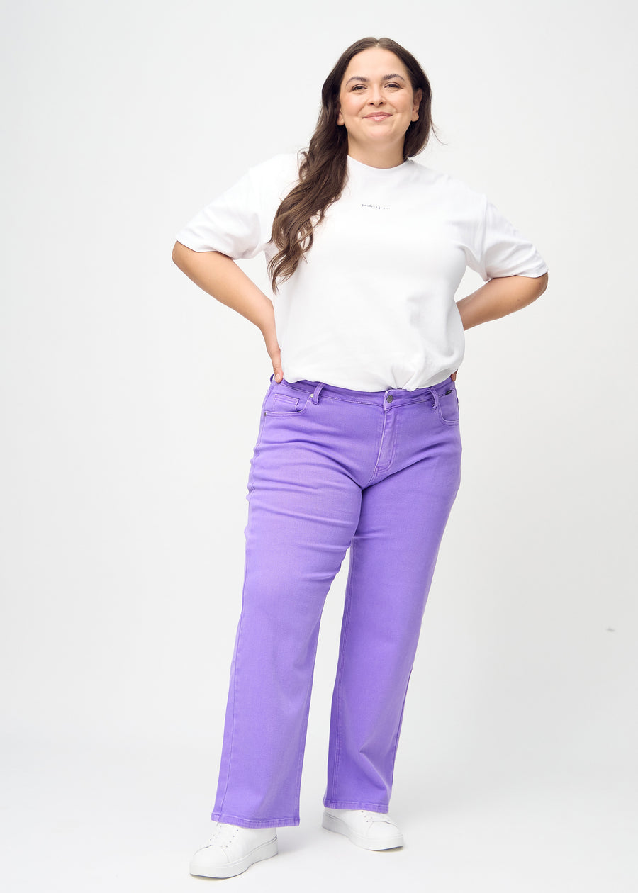 Loose-Jeans für Damen in Lila, Farbe Lavenders. Ganzkörperansicht eines Plus-Size-Models in den locker geschnittenen Jeans.