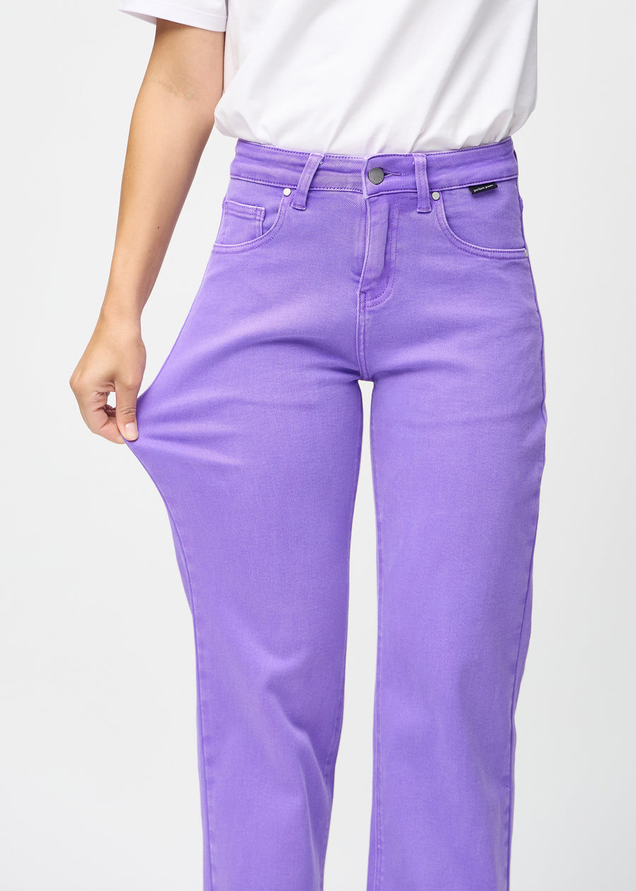 Loose-Jeans für Damen in Lila, Farbe Lavenders. Ein Model dehnt den Jeansstoff am Oberschenkel, um den Stretch zu zeigen.