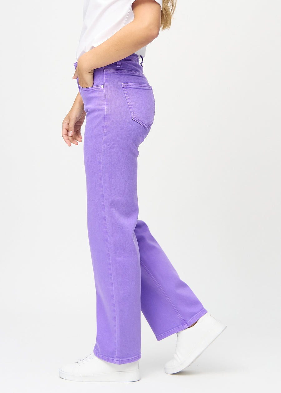 Loose-Jeans für Damen in Lila, Farbe Lavenders. Seitenansicht an einem Model, die weite Passform ist zu sehen.