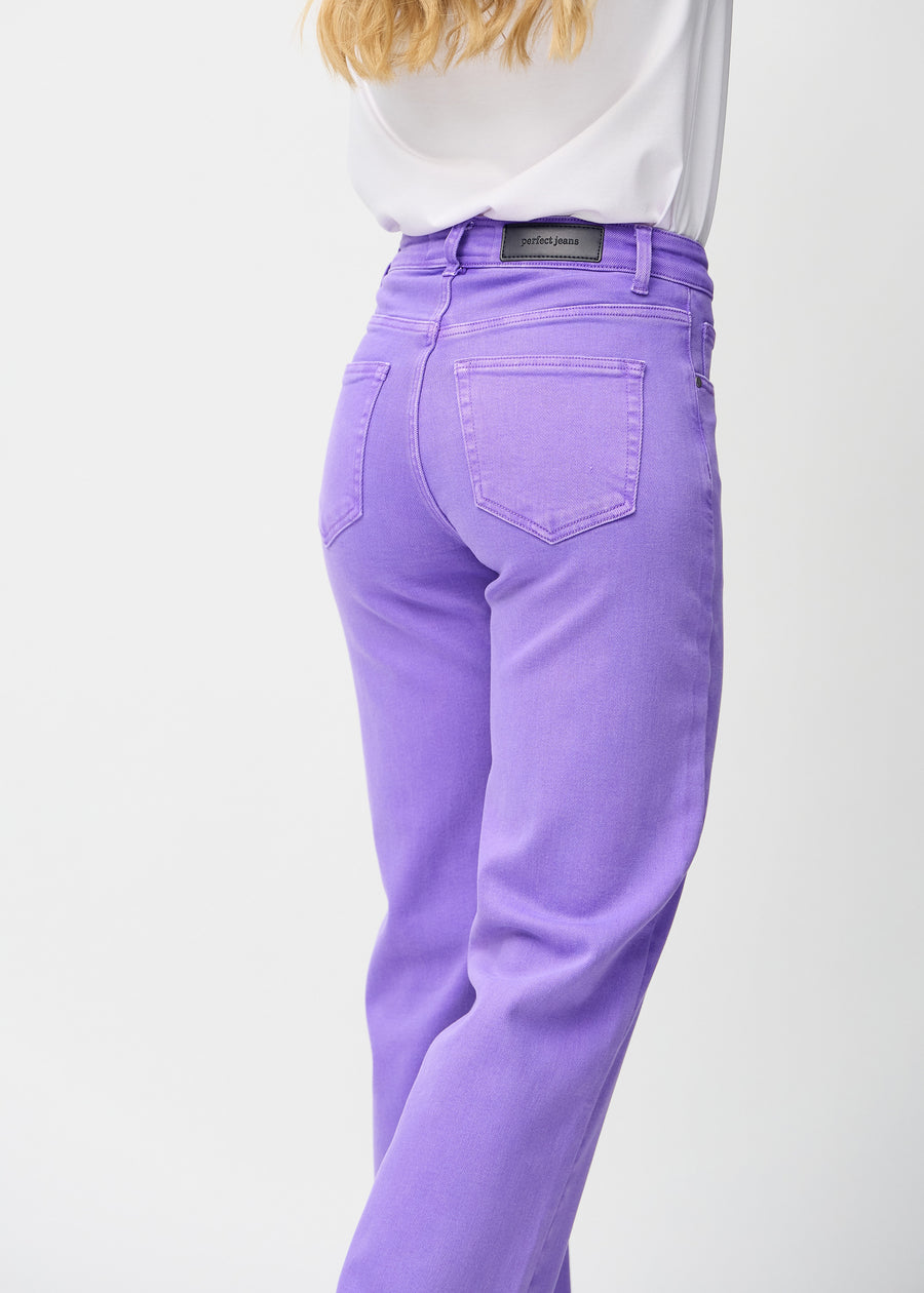 Loose-Jeans für Damen in Lila, Farbe Lavenders. Nahaufnahme von hinten an einem Model, um die Passform und Details zu zeigen.