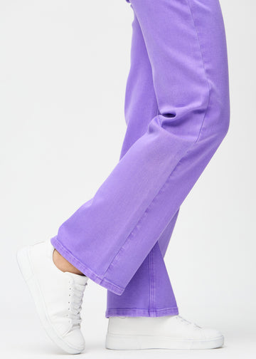 Loose-Jeans für Damen in Lila, Farbe Lavenders. Nahaufnahme an den Knöcheln eines Models, um die weiten Beinabschlüsse zu zeigen.