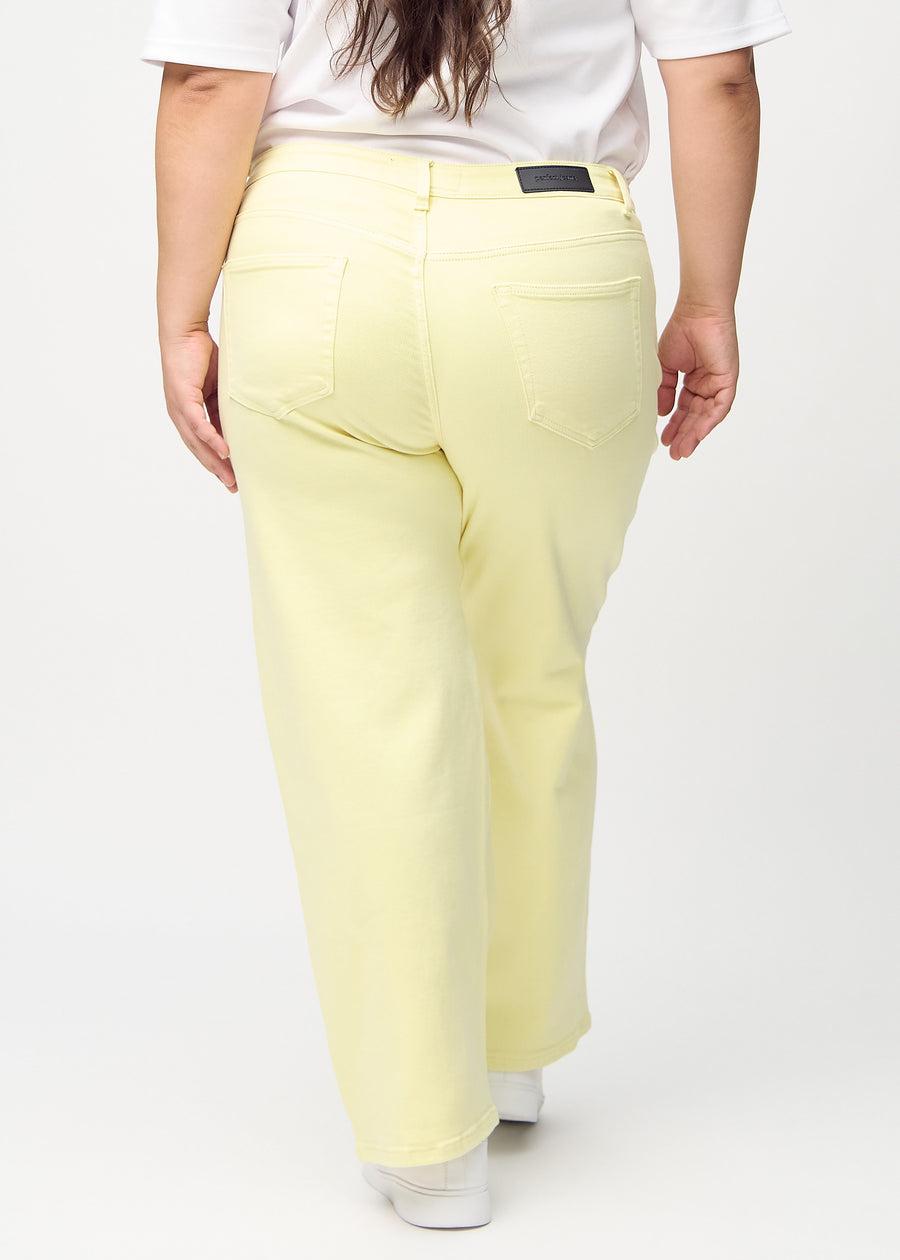 Loose-Jeans für Damen in Hellgelb, Farbe Lemonades. Rückansicht an einem Plus-Size-Model, die gesamte lockere Passform ist zu sehen.