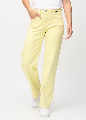 Loose-Jeans für Damen in Hellgelb, Farbe Lemonades. Vorderansicht an einem Model, locker geschnitten mit viel Platz an den Beinen.