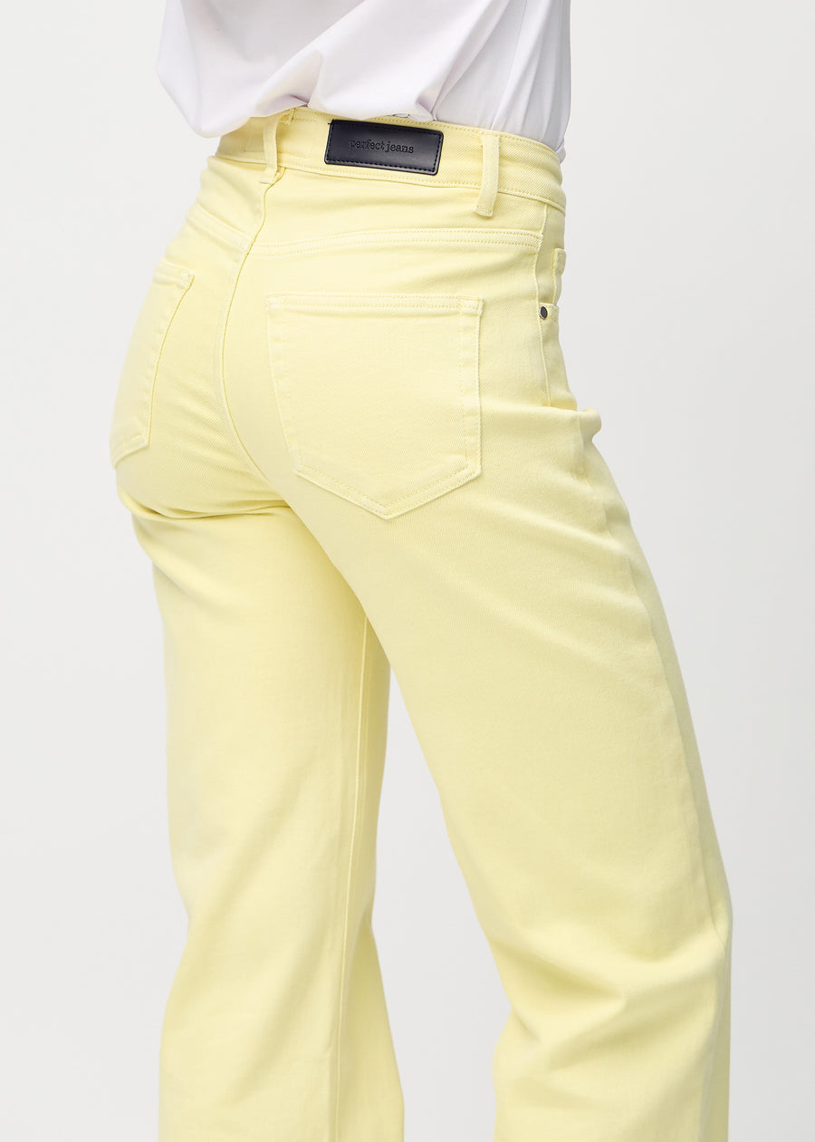 Loose-Jeans für Damen in Hellgelb, Farbe Lemonades. Nahaufnahme von hinten an einem Model, um die Passform und Details zu zeigen.