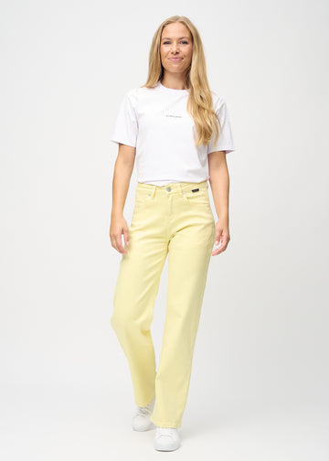 Loose-Jeans für Damen in Hellgelb, Farbe Lemonades. Ganzkörperansicht eines Models in den locker geschnittenen Jeans.