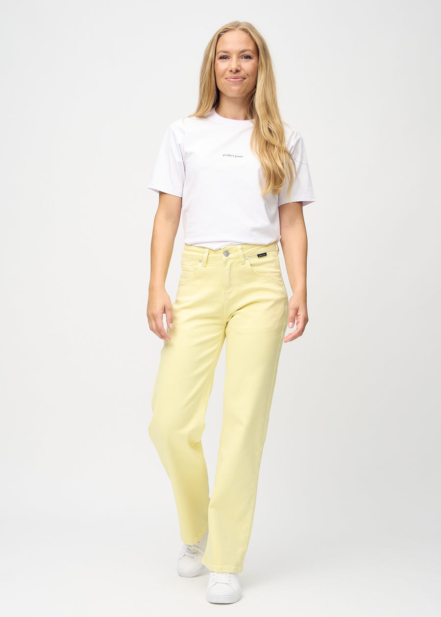 Loose-Jeans für Damen in Hellgelb, Farbe Lemonades. Ganzkörperansicht eines Models in den locker geschnittenen Jeans.
