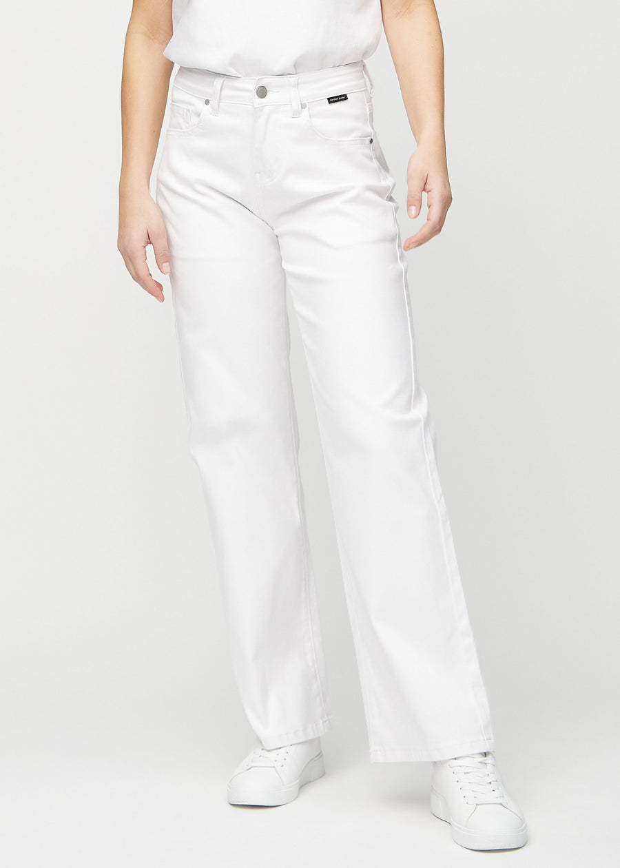 Weiße loose jeans, Modellname Marguerites, locker sitzend mit viel Weite in den Beinen, von vorne gesehen.