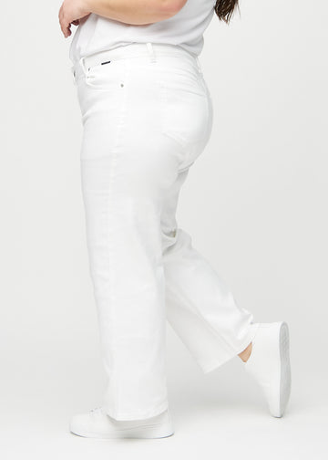 Weiße loose jeans seitlich an einem Plus-Size-Model gesehen.