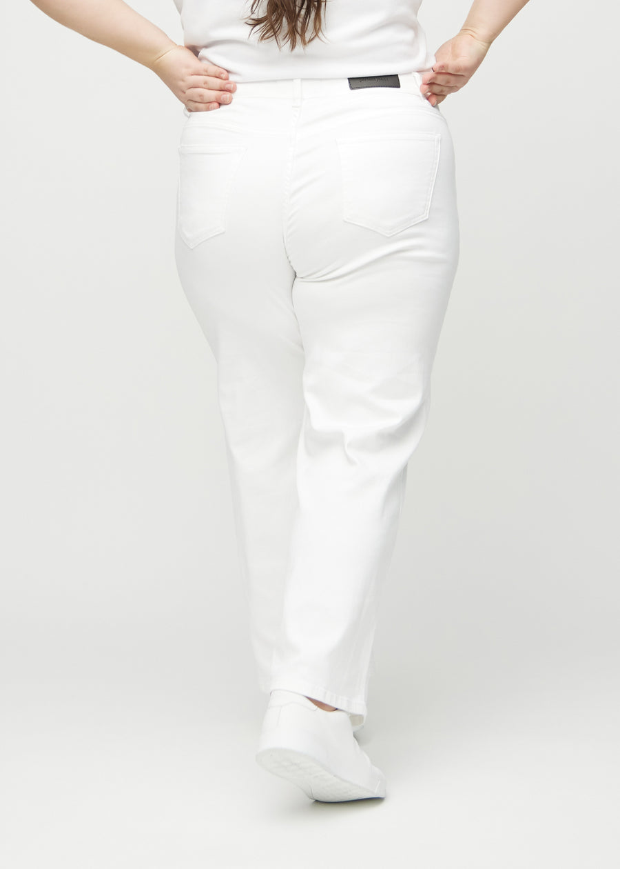 Weiße loose jeans von hinten an einem Plus-Size-Model gesehen, damit man das gesamte Produkt sehen kann.