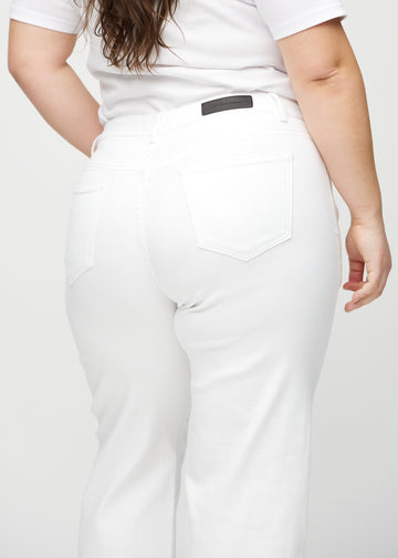 Weiße loose jeans von hinten in Nahaufnahme an einem Plus-Size-Model, um Details zu zeigen.