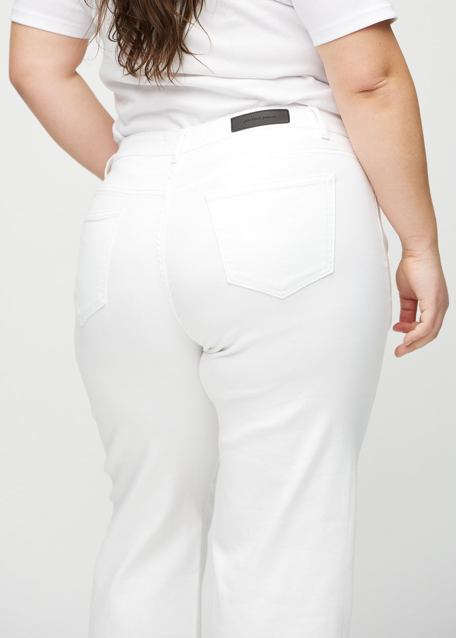 Weiße loose jeans von hinten in Nahaufnahme an einem Plus-Size-Model, um Details zu zeigen.