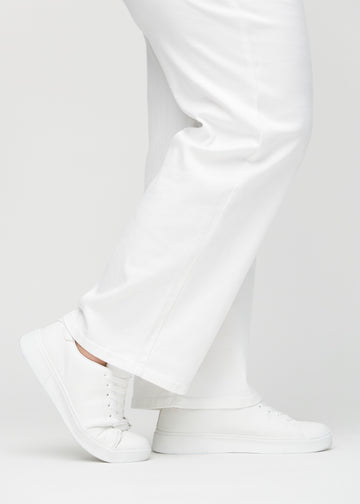 Die Knöchel eines Plus-Size-Models, damit man sehen kann, wie locker die Jeans sitzt.