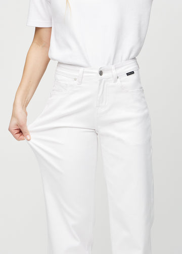 Das Model zieht die Jeans am Oberschenkel auseinander, um den Stretch zu zeigen.