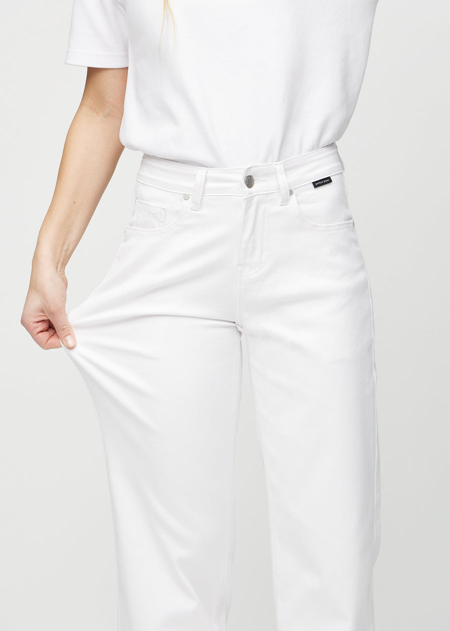 Das Model zieht die Jeans am Oberschenkel auseinander, um den Stretch zu zeigen.