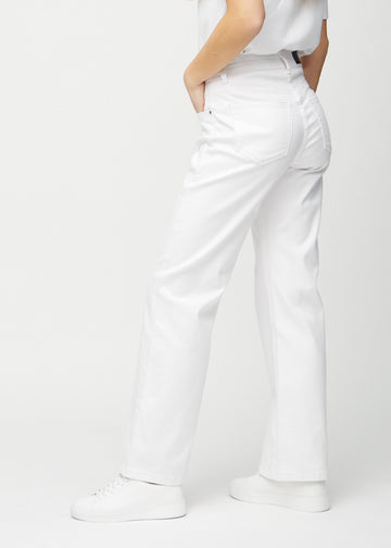 Weiße loose jeans seitlich am Model gesehen.