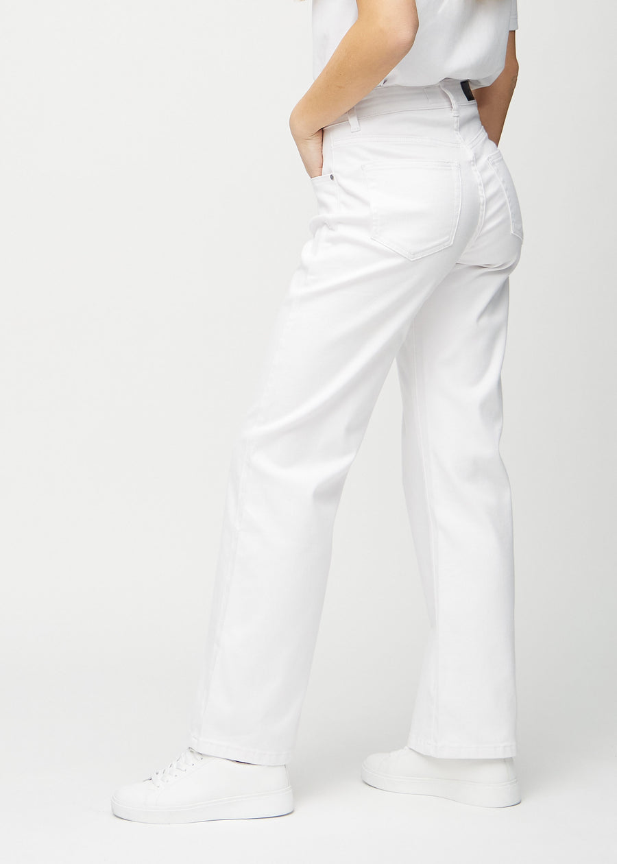 Weiße loose jeans seitlich am Model gesehen.
