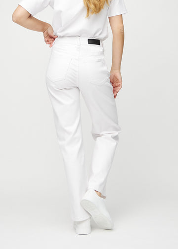 Weiße loose jeans von hinten gesehen, damit man das gesamte Produkt sehen kann.