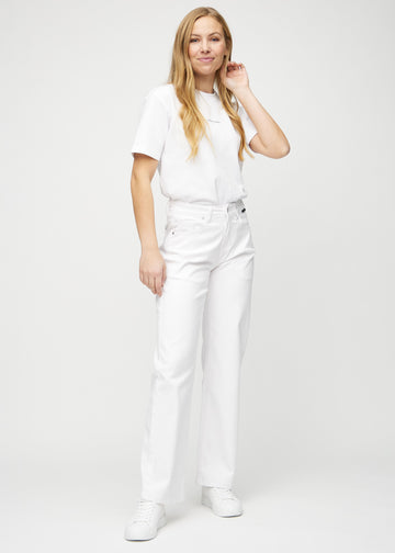 Ganzkörperbild eines Models in weißen loose jeans.