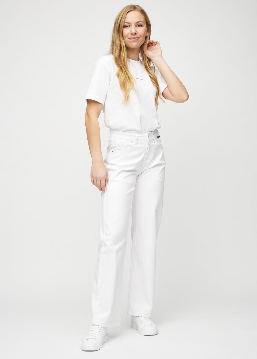 Ganzkörperbild eines Models in weißen loose jeans.
