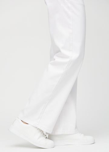 Die Knöchel eines Models, damit man sehen kann, wie locker die Jeans sitzt.