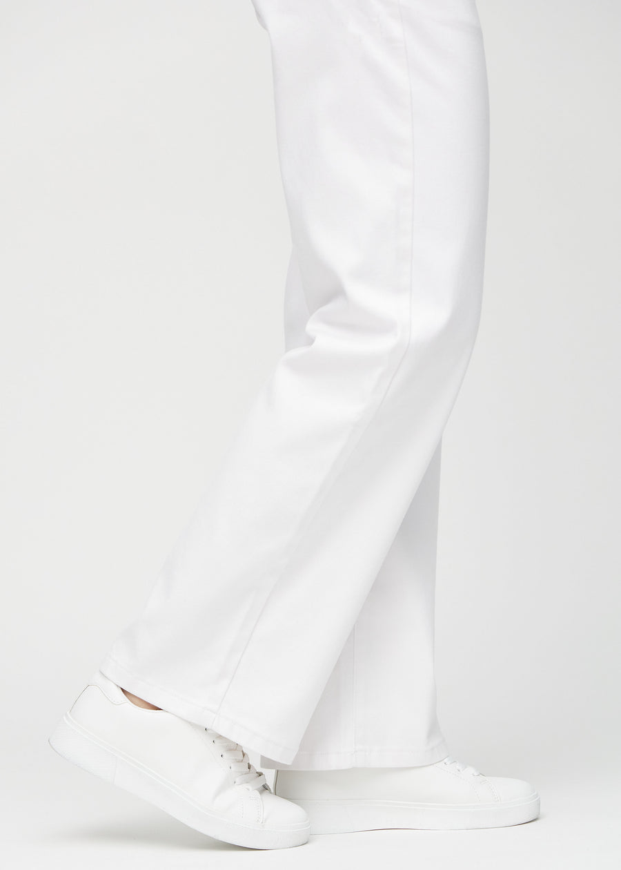Die Knöchel eines Models, damit man sehen kann, wie locker die Jeans sitzt.