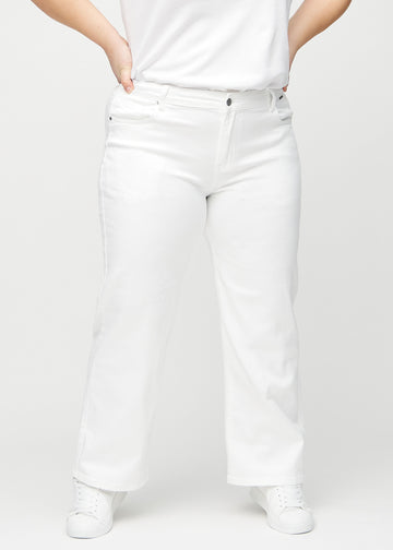 Weiße loose jeans, Modellname Marguerites, locker sitzend mit viel Weite in den Beinen an einem Plus-Size-Model, von vorne gesehen.